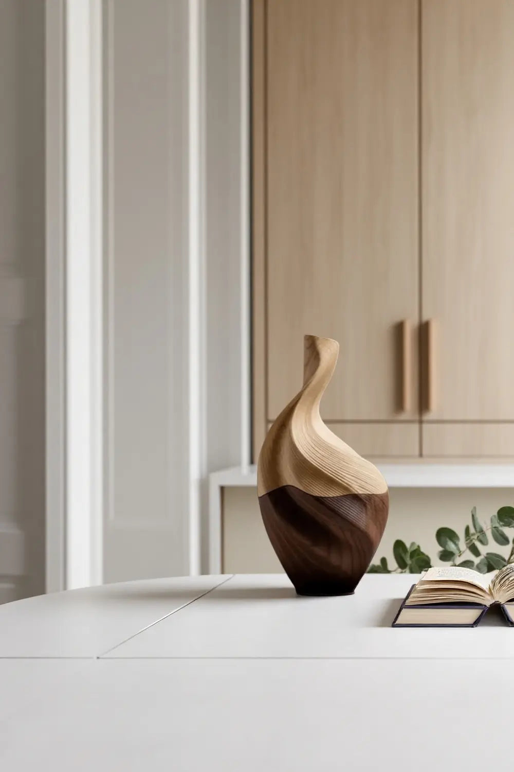 Sculpted Two-Tone Wood Vase Modern Twisted Decorative Flower Vase for Home